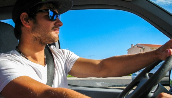 Okulary przeciwsłoneczne a jazda samochodem - co warto wiedzieć?