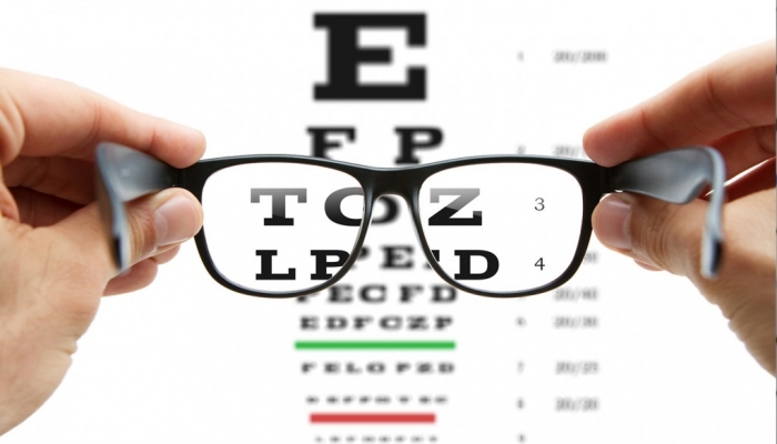 Kiedy okulary są za mocne lub za słabe? Objawy źle dobranych mocy