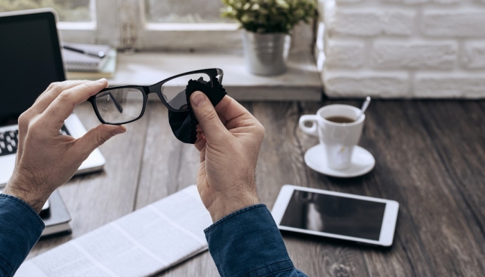 Czym czyścić okulary z antyrefleksem? Praktyczny poradnik